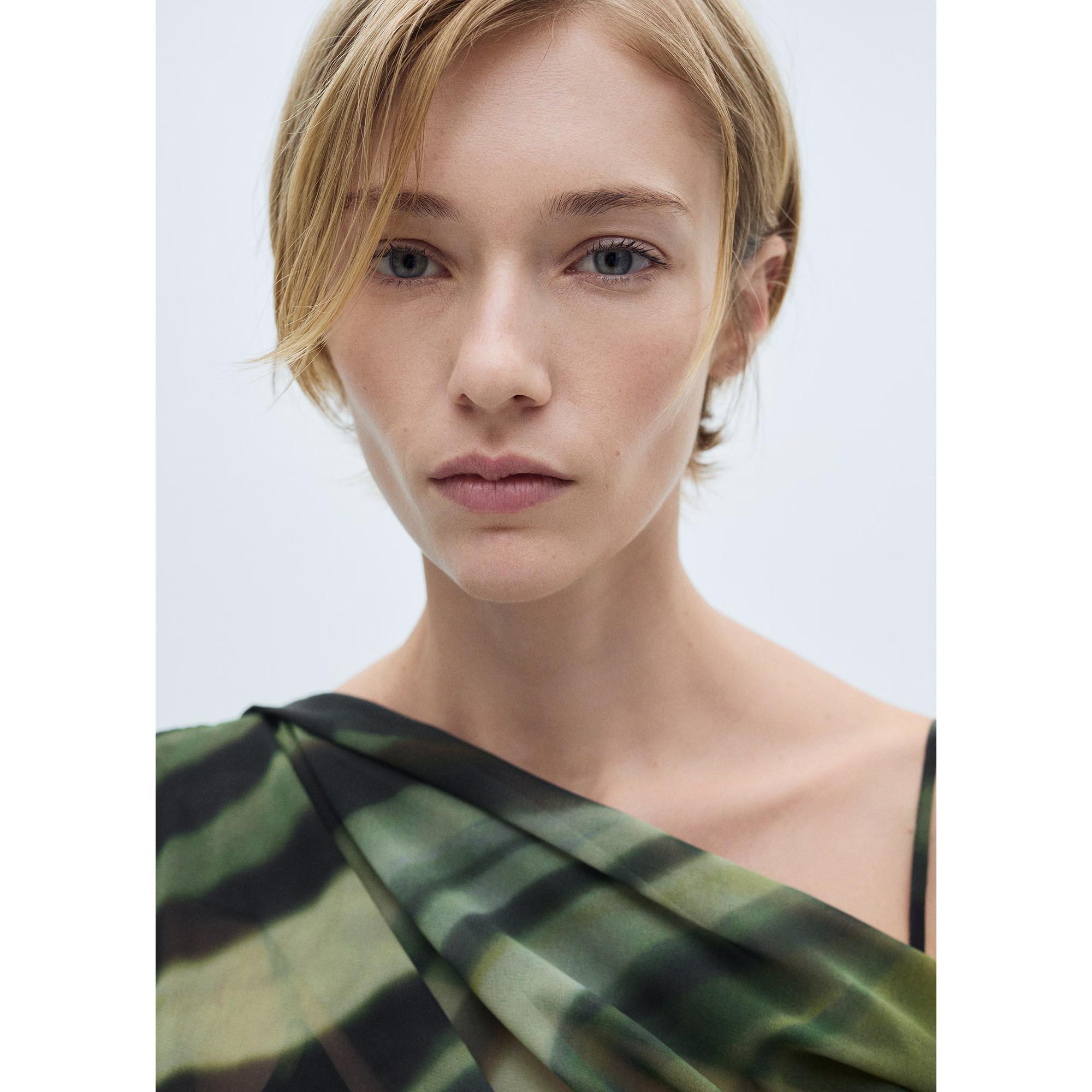 MANGO Donny Asymmetrisches Off Shoulder Midikleid  