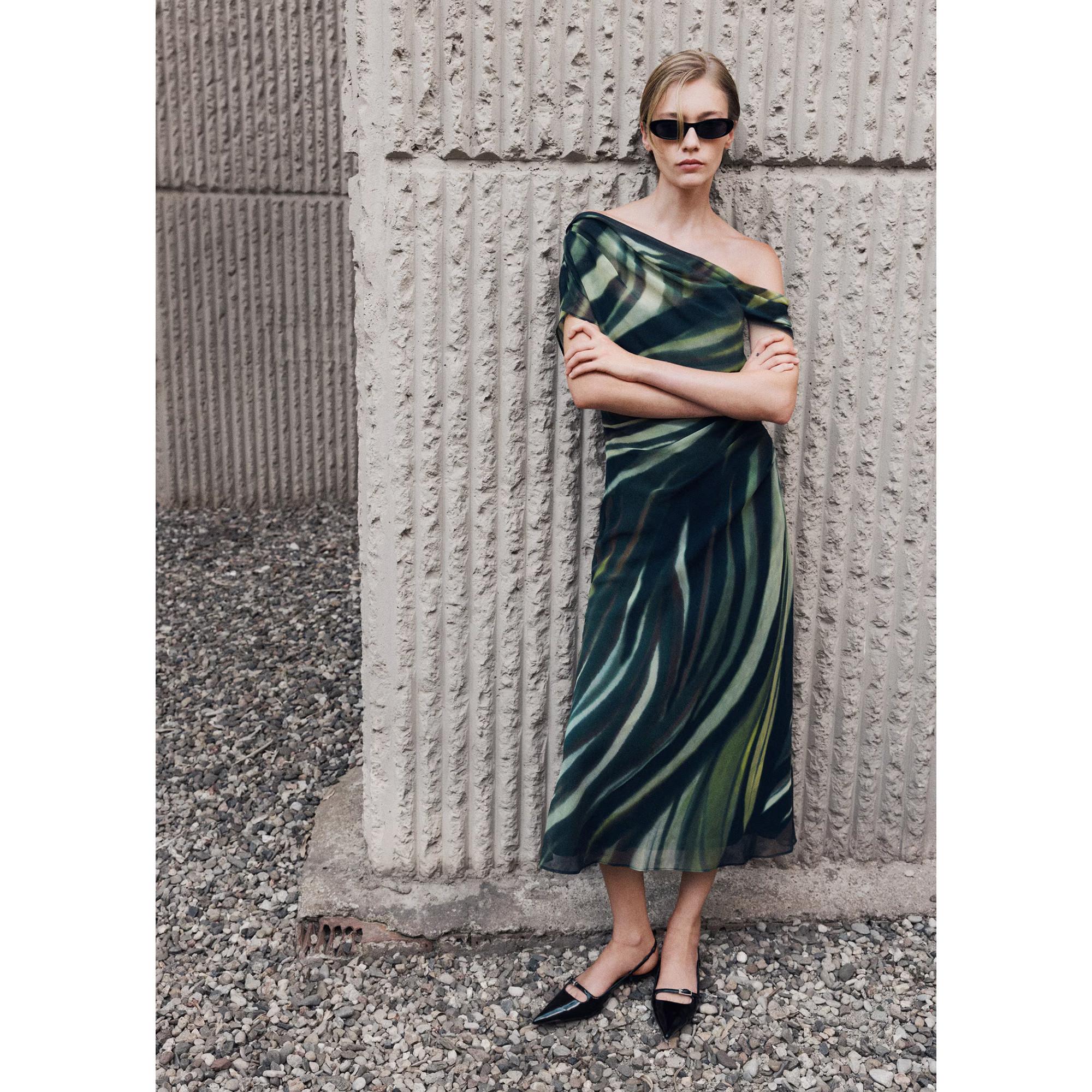 MANGO Donny Asymmetrisches Off Shoulder Midikleid  