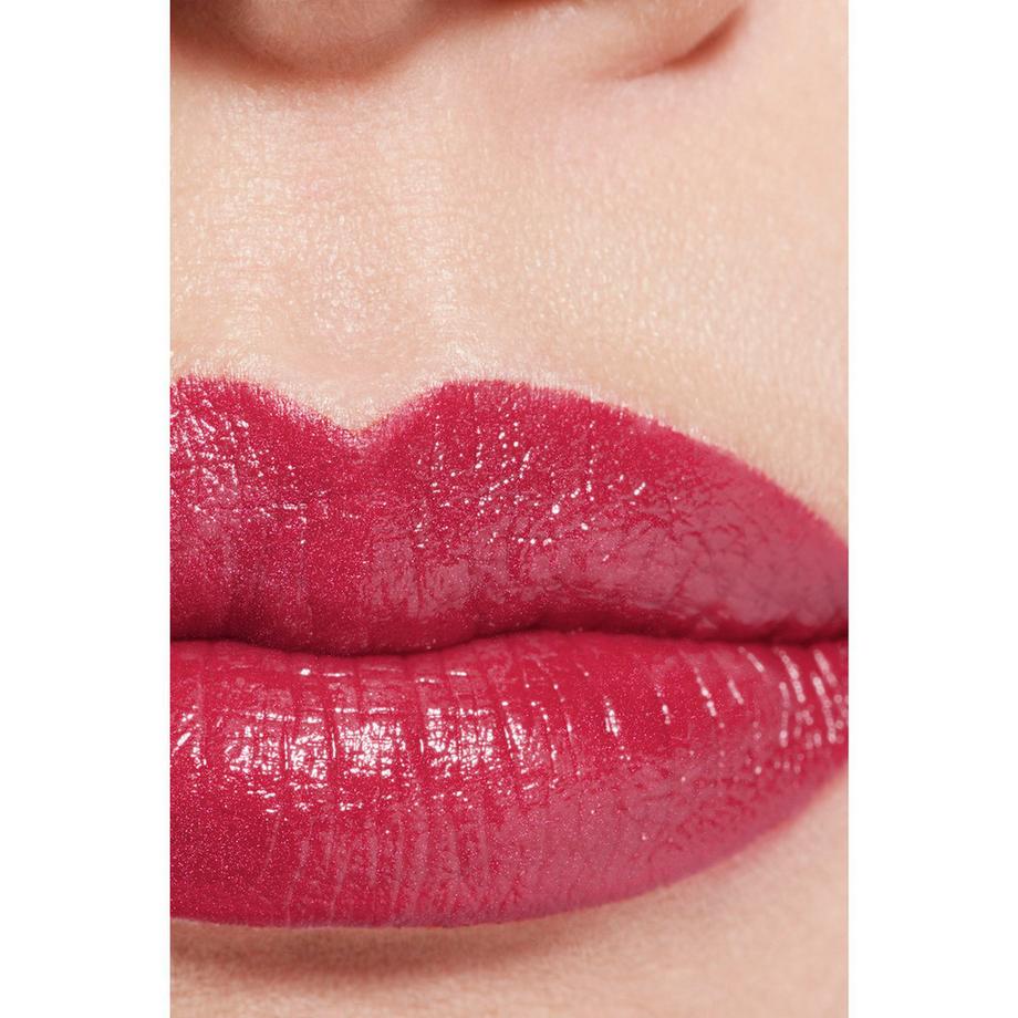 CHANEL ROUGE ALLURE L’EXTRAIT FARBINTENSIVER LIPPENSTIFT. KONZENTRIERTE LEUCHTKRAFT UND PFLEGE. NACHFÜLLBAR 