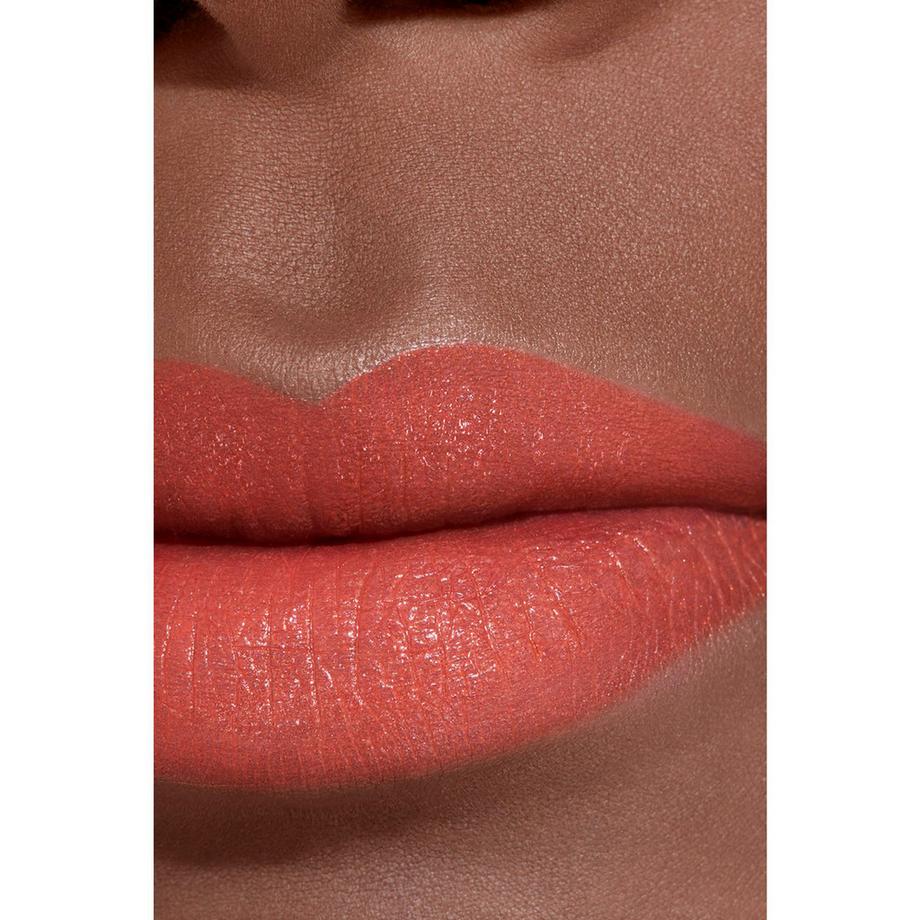 CHANEL ROUGE ALLURE L’EXTRAIT FARBINTENSIVER LIPPENSTIFT. KONZENTRIERTE LEUCHTKRAFT UND PFLEGE. NACHFÜLLBAR 
