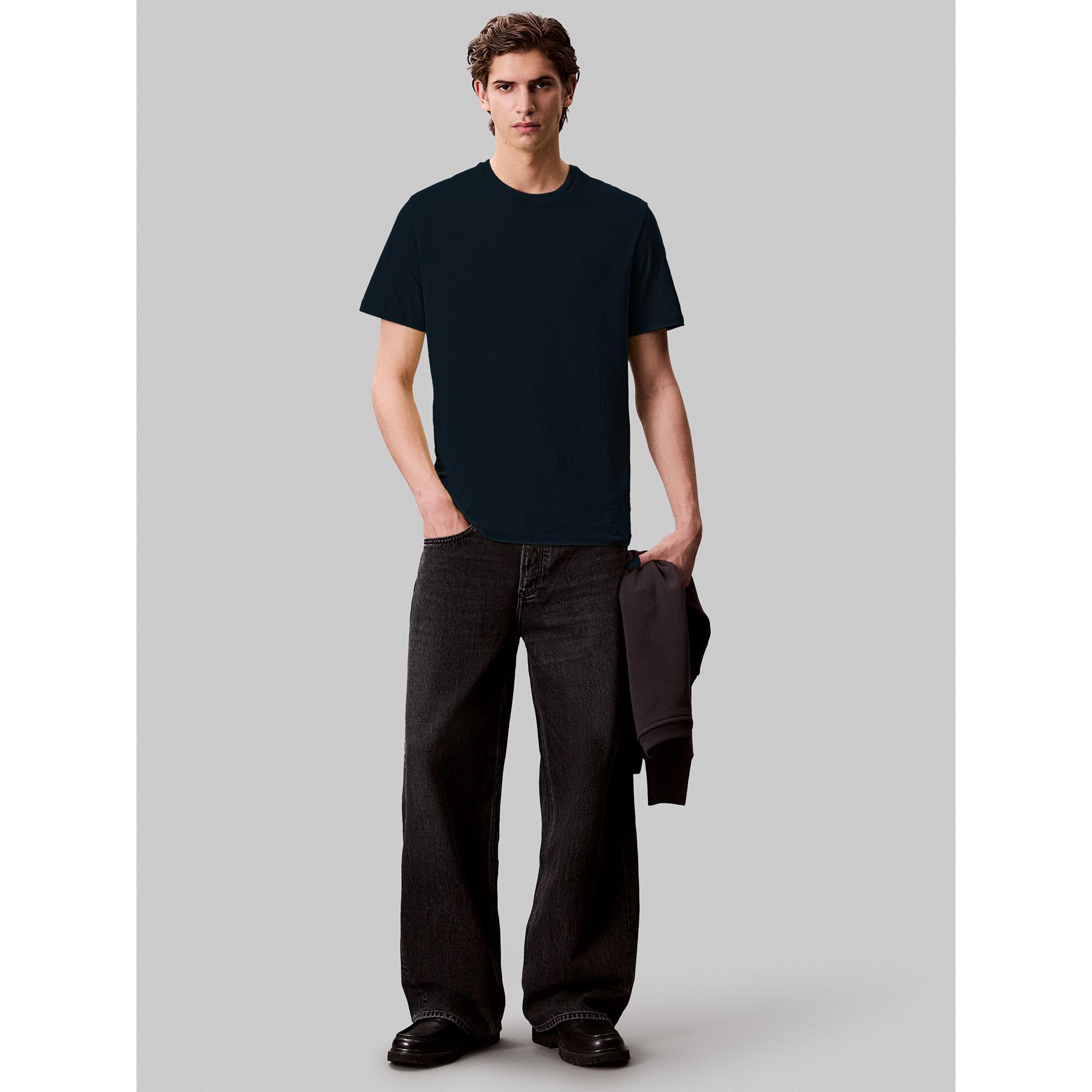 Calvin Klein Jeans SS Smooth Cotton Solid Crewneck T-Shirt  