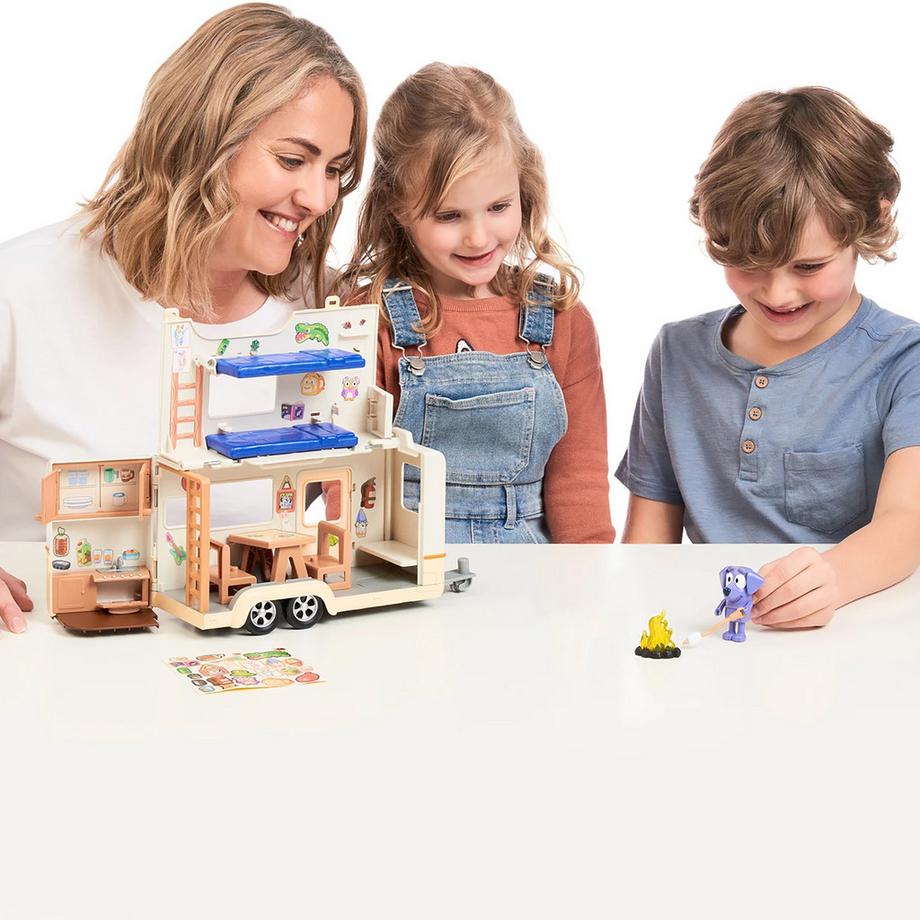 Moose Toys  Bluey Wohnwagen Spielset Jean Luc Figur, Wohnwagen, Zubehör, Sticker 
