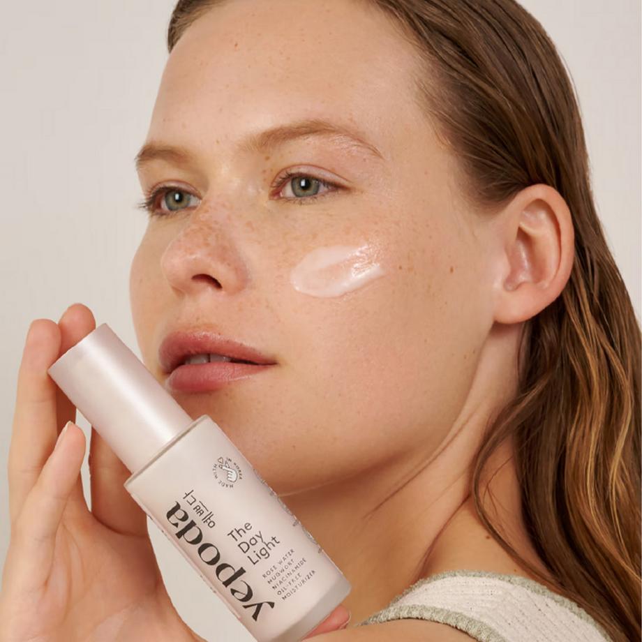Yepoda  The Day Light - Ölfreie Tagescreme mit Rosenwasser, Beifuss und Niacinamid 