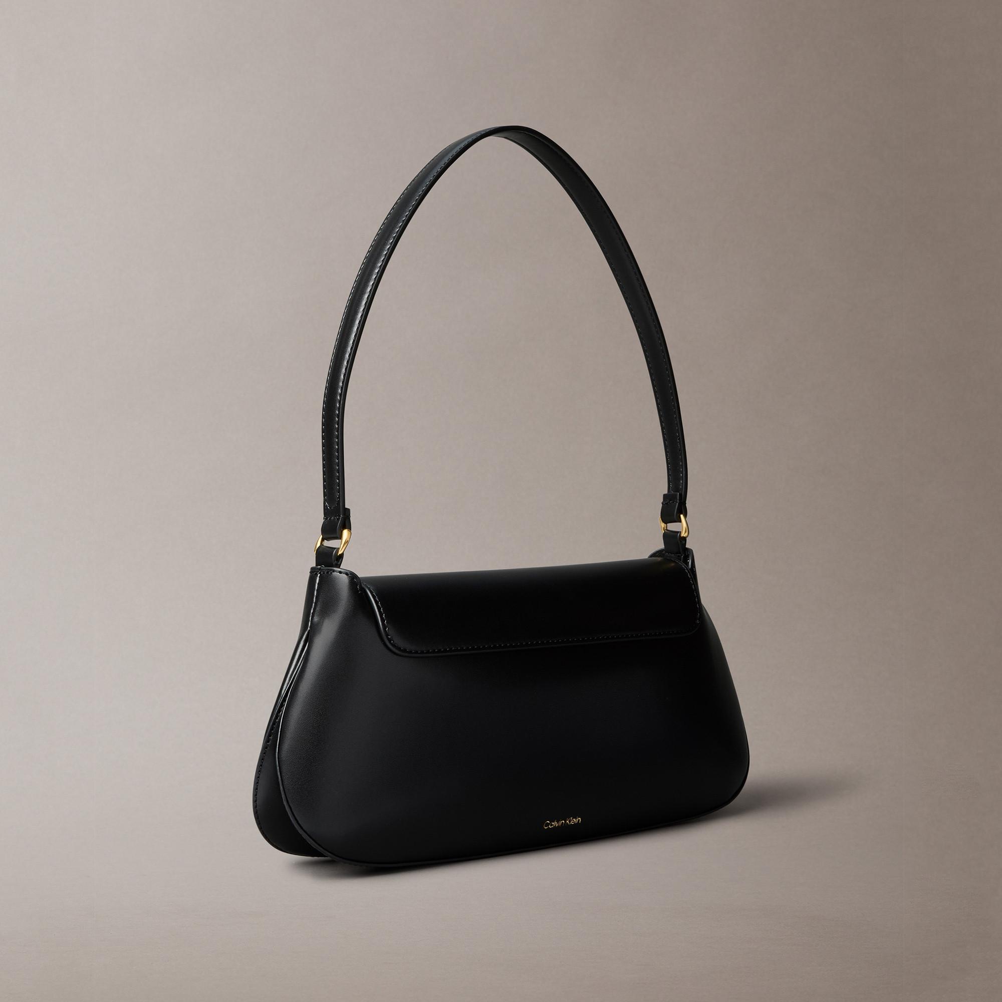 Calvin Klein Engraved Hardware Flap Schultertasche  