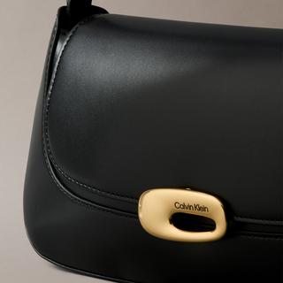 Calvin Klein Engraved Hardware Flap Schultertasche  