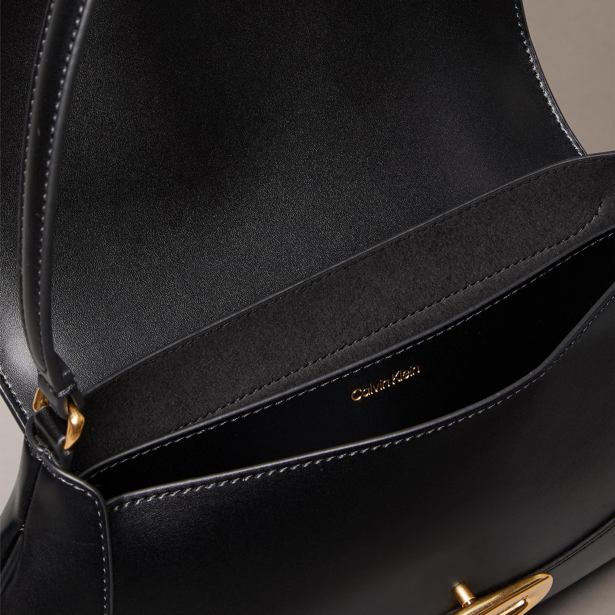 Calvin Klein Engraved Hardware Flap Schultertasche  