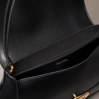 Calvin Klein Engraved Hardware Flap Schultertasche  