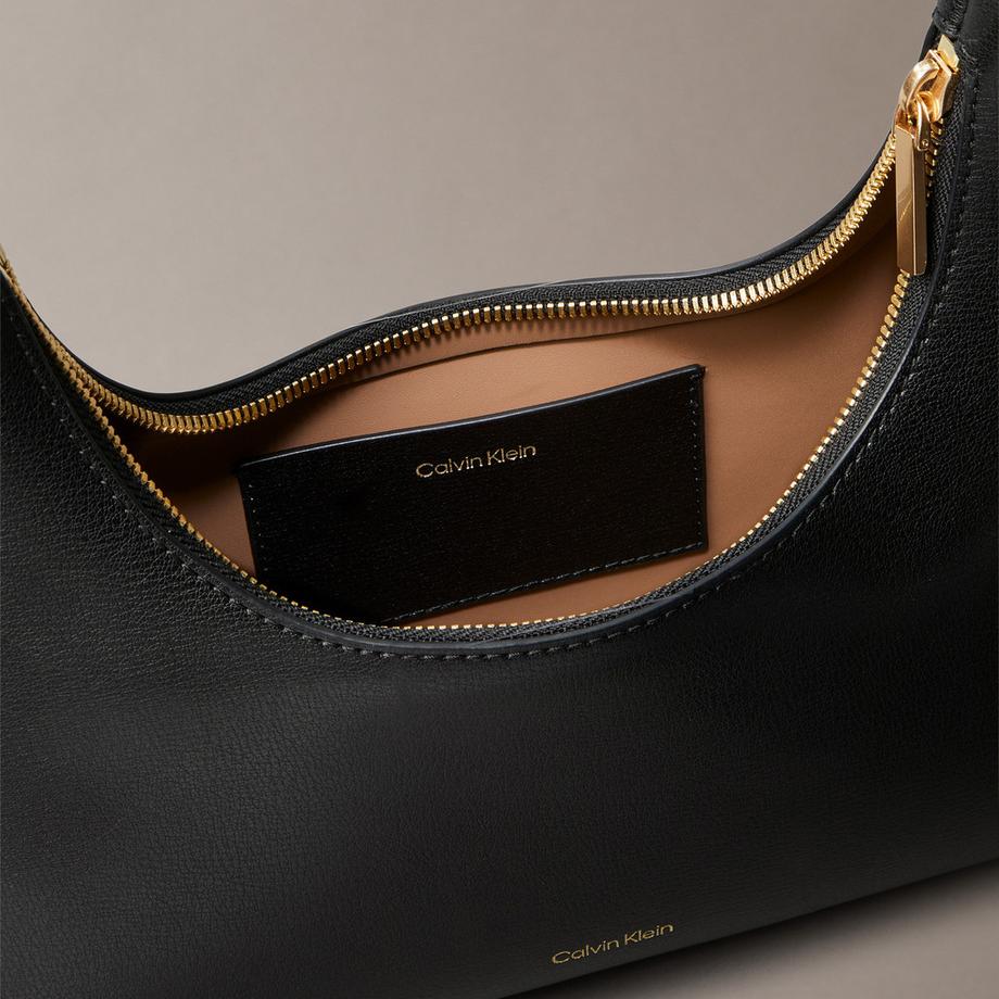 Calvin Klein Embossed Logo Convertible Schultertasche  