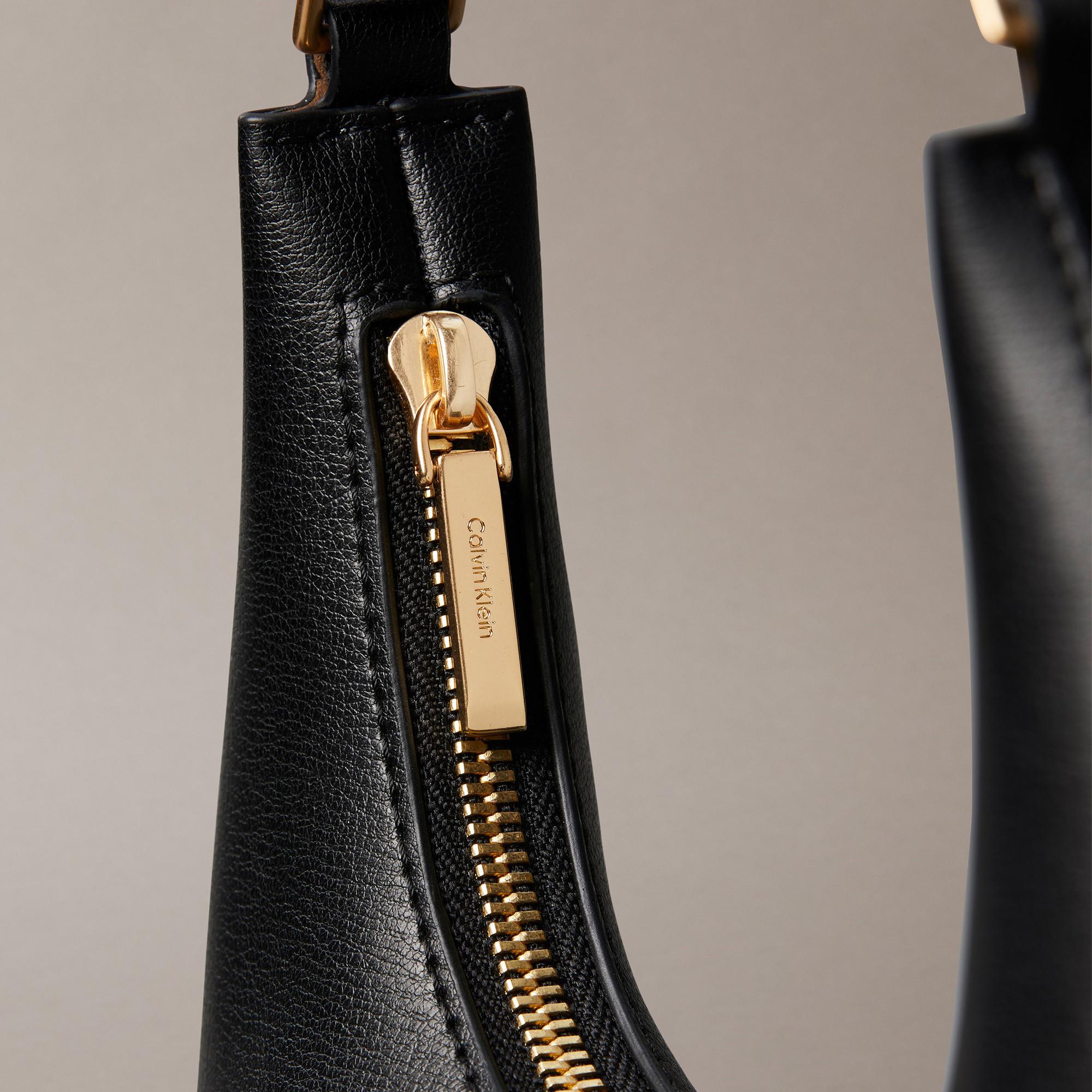 Calvin Klein Embossed Logo Schultertasche  