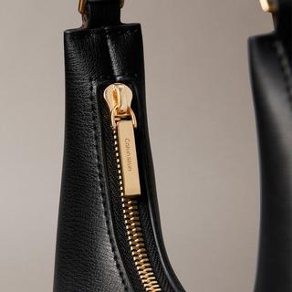 Calvin Klein Embossed Logo Schultertasche  