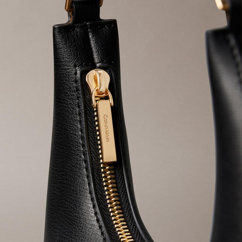 Calvin Klein Embossed Logo Convertible Schultertasche  