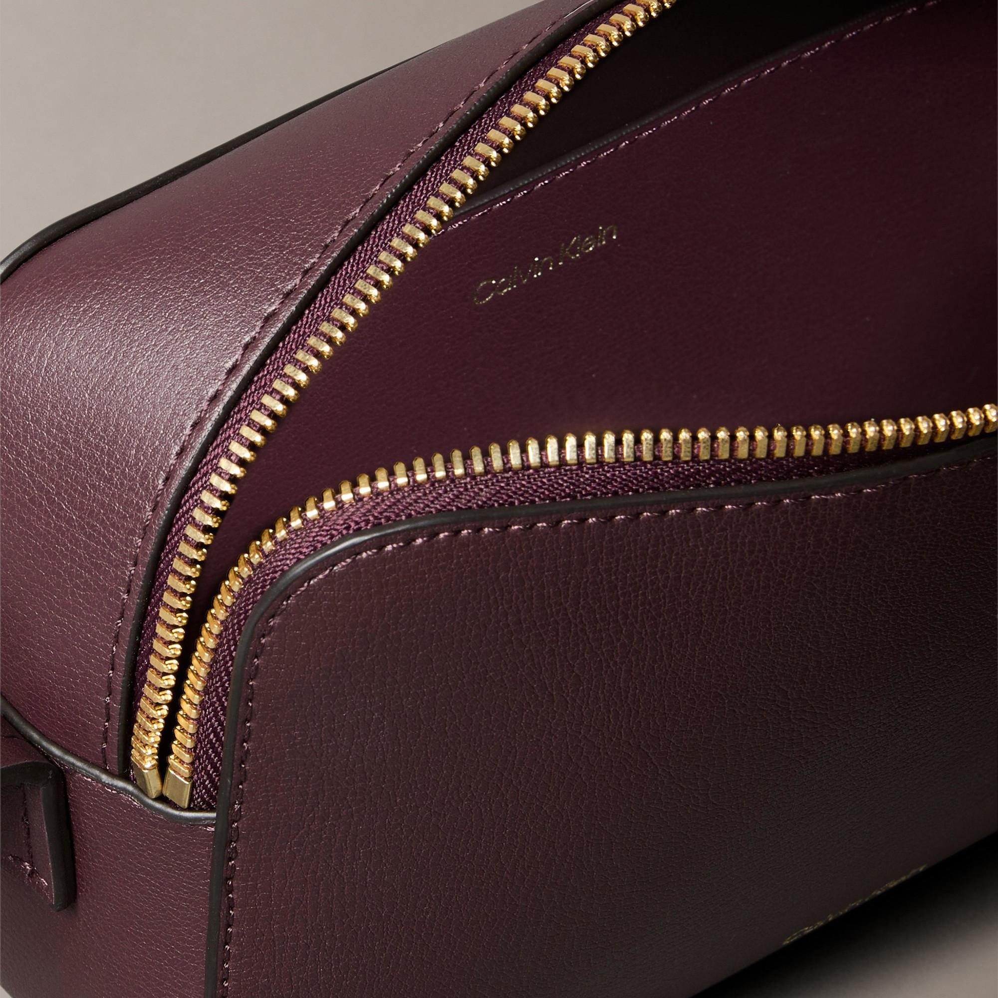 Calvin Klein Embossed Logo Elongated Camera Borsa a Tracolla  