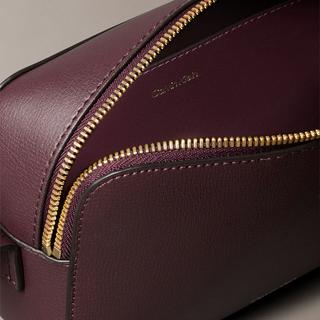 Calvin Klein Embossed Logo Elongated Camera Borsa a Tracolla  