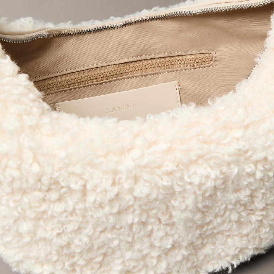 Calvin Klein Pinched Sherpa Schultertasche  