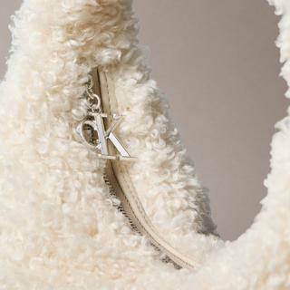Calvin Klein Pinched Sherpa Schultertasche  