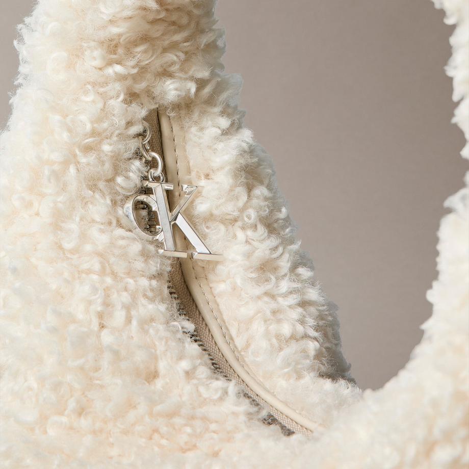Calvin Klein Pinched Sherpa Schultertasche  