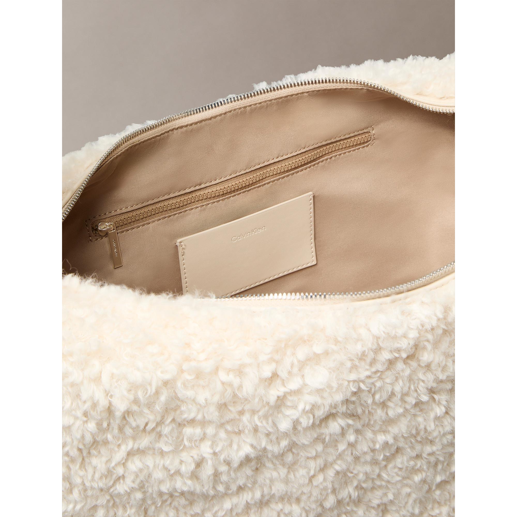 Calvin Klein Pinched Sherpa Schultertasche  