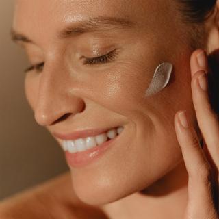 sisley  Sunleÿa Soin Solaire Anti - Âge SPF 50+ 