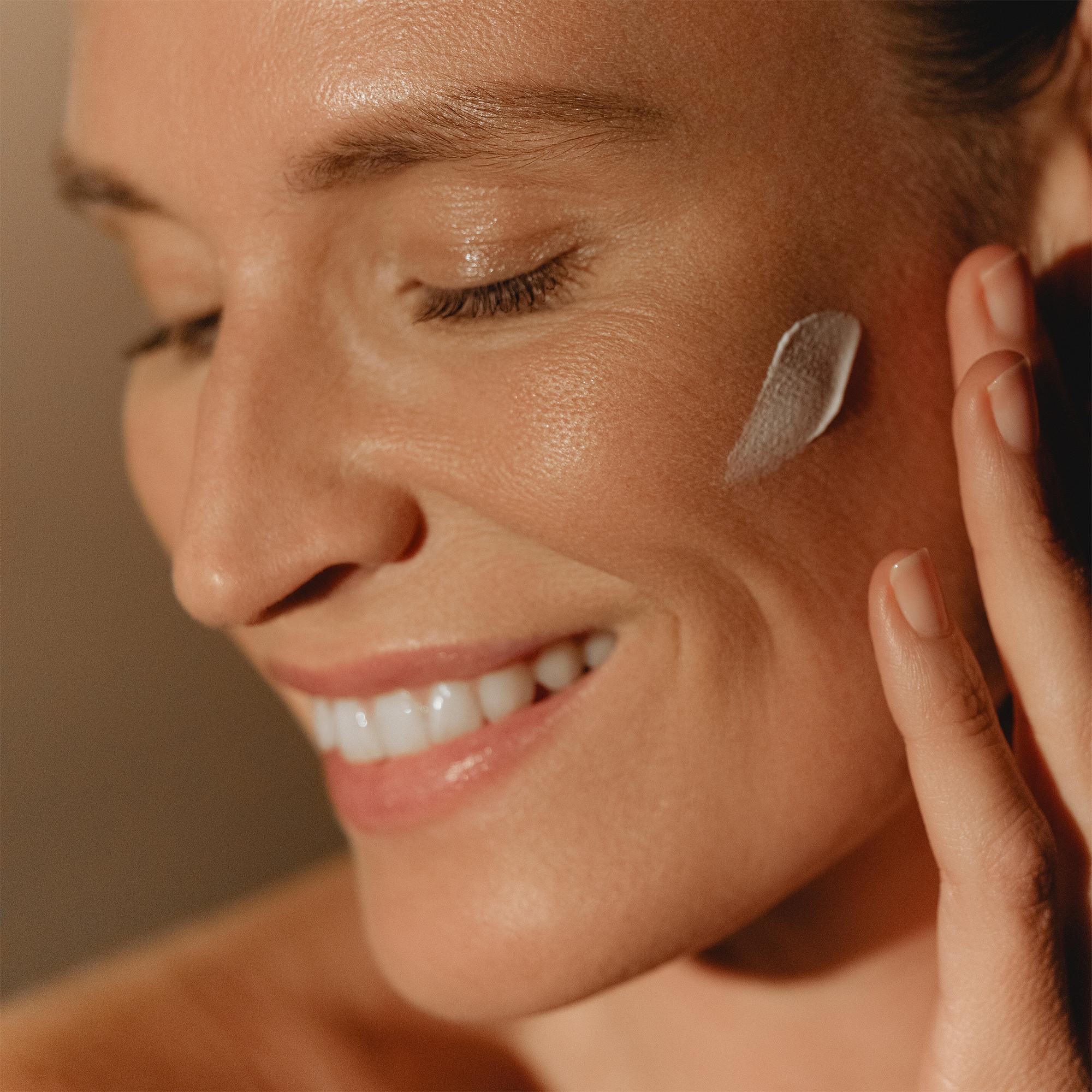 sisley  Sunleÿa Soin Solaire Anti - Âge SPF 30 