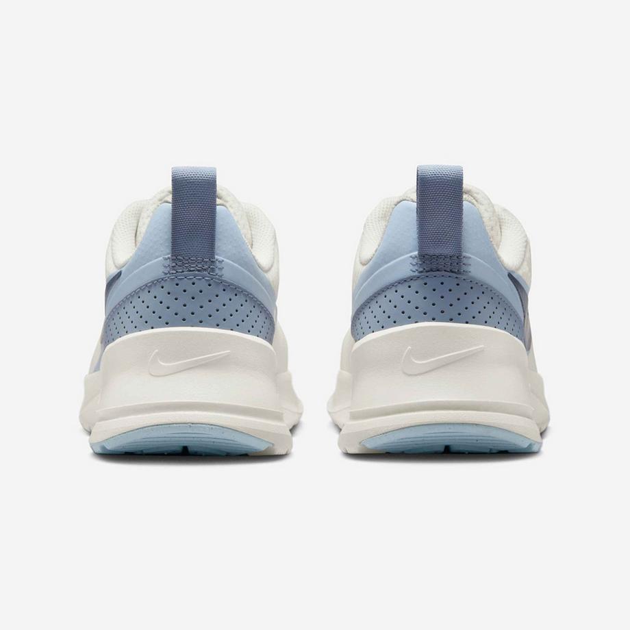 NIKE Wmns Air Max Nuaxis Sneakers, Low Top 