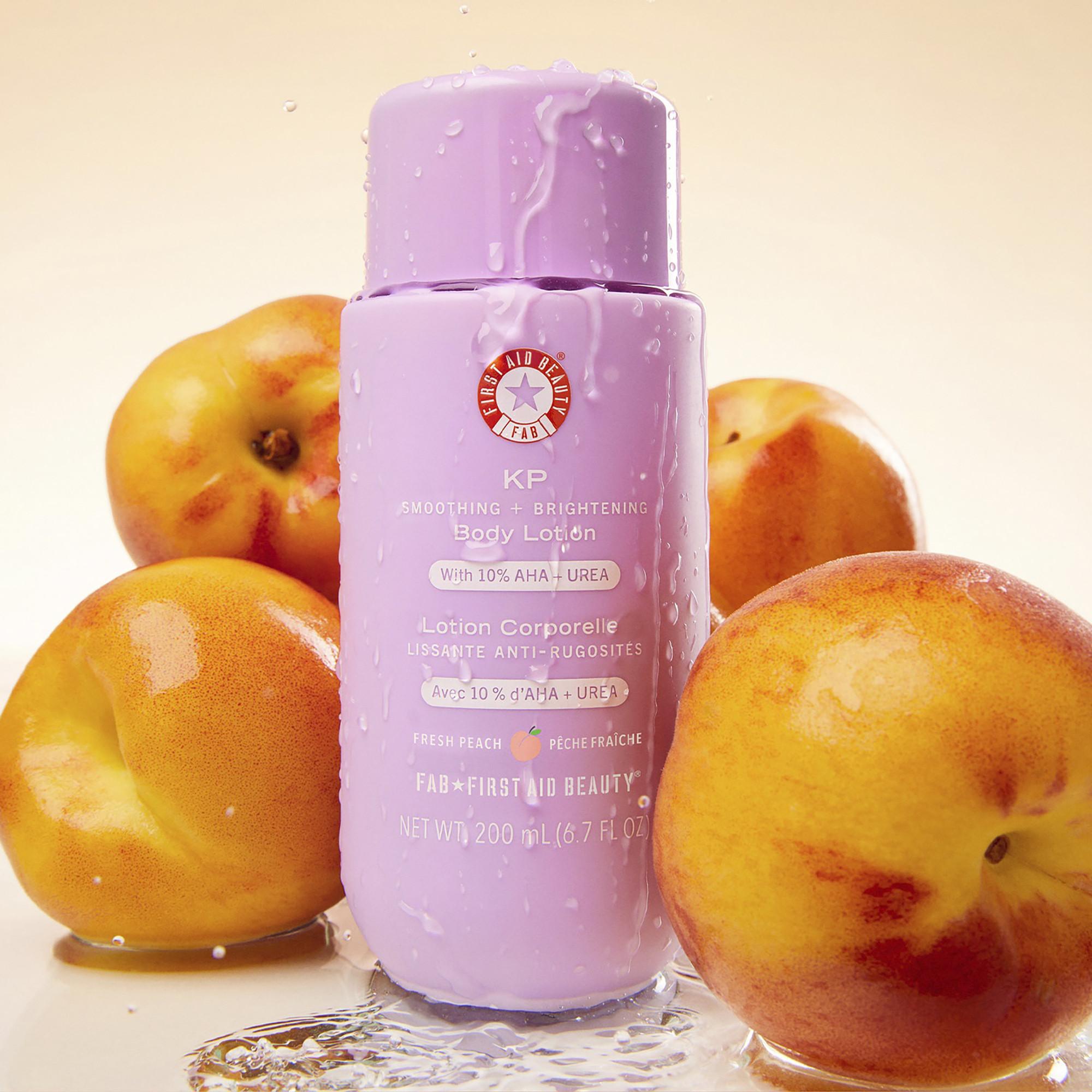 FIRST AID BEAUTY  KP Smoothing Brightening Body Lotion - Körperlotion gegen raue Stellen 