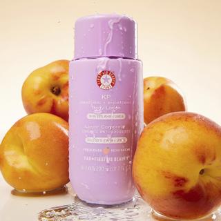 FIRST AID BEAUTY  KP Smoothing Brightening Body Lotion - Körperlotion gegen raue Stellen 