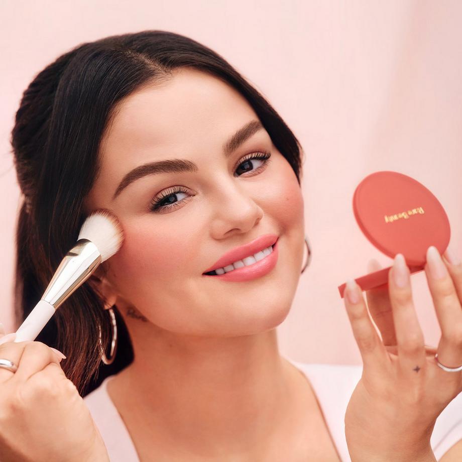 RARE BEAUTY  Soft Pinch Matte Bouncy Blush - Blush mat effet cocon 