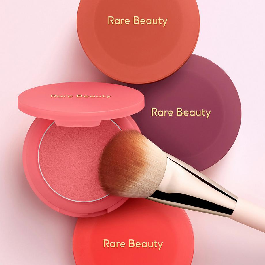 RARE BEAUTY  Soft Pinch Matte Bouncy Blush - Blush mat effetto cocoon 