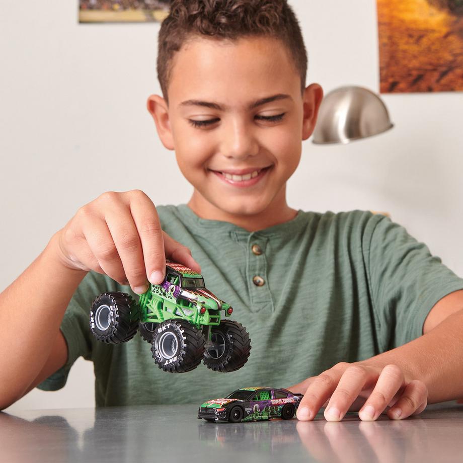 Monster Jam  Truck und Rennauto in einem Set 