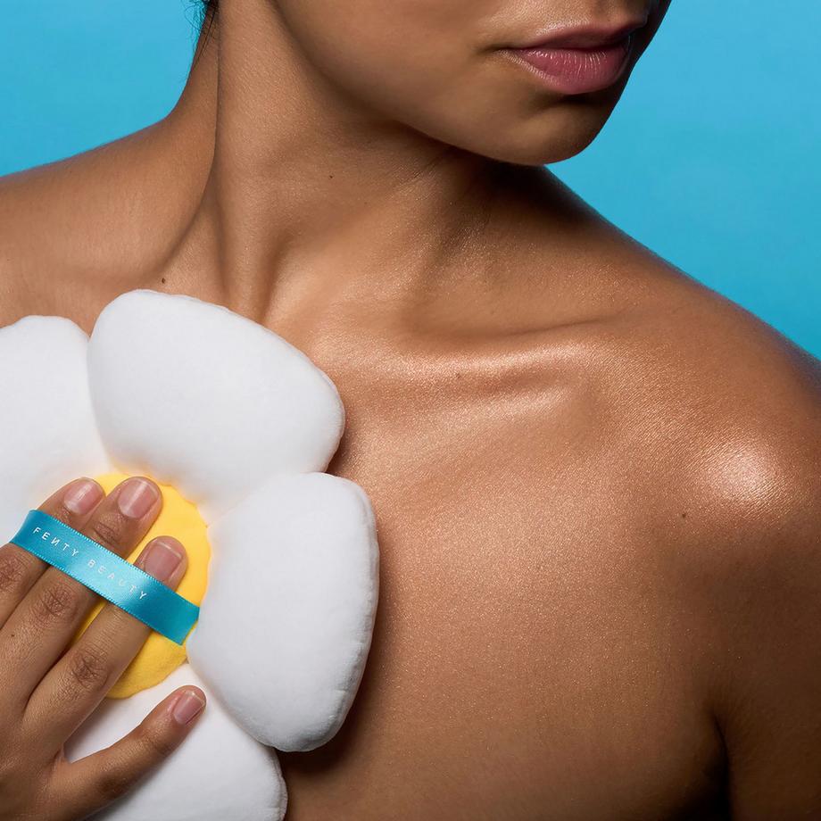 Fenty Beauty By Rihanna  Fairy Bomb Smurfette Daisy – funkelnde Blüten-Quaste 