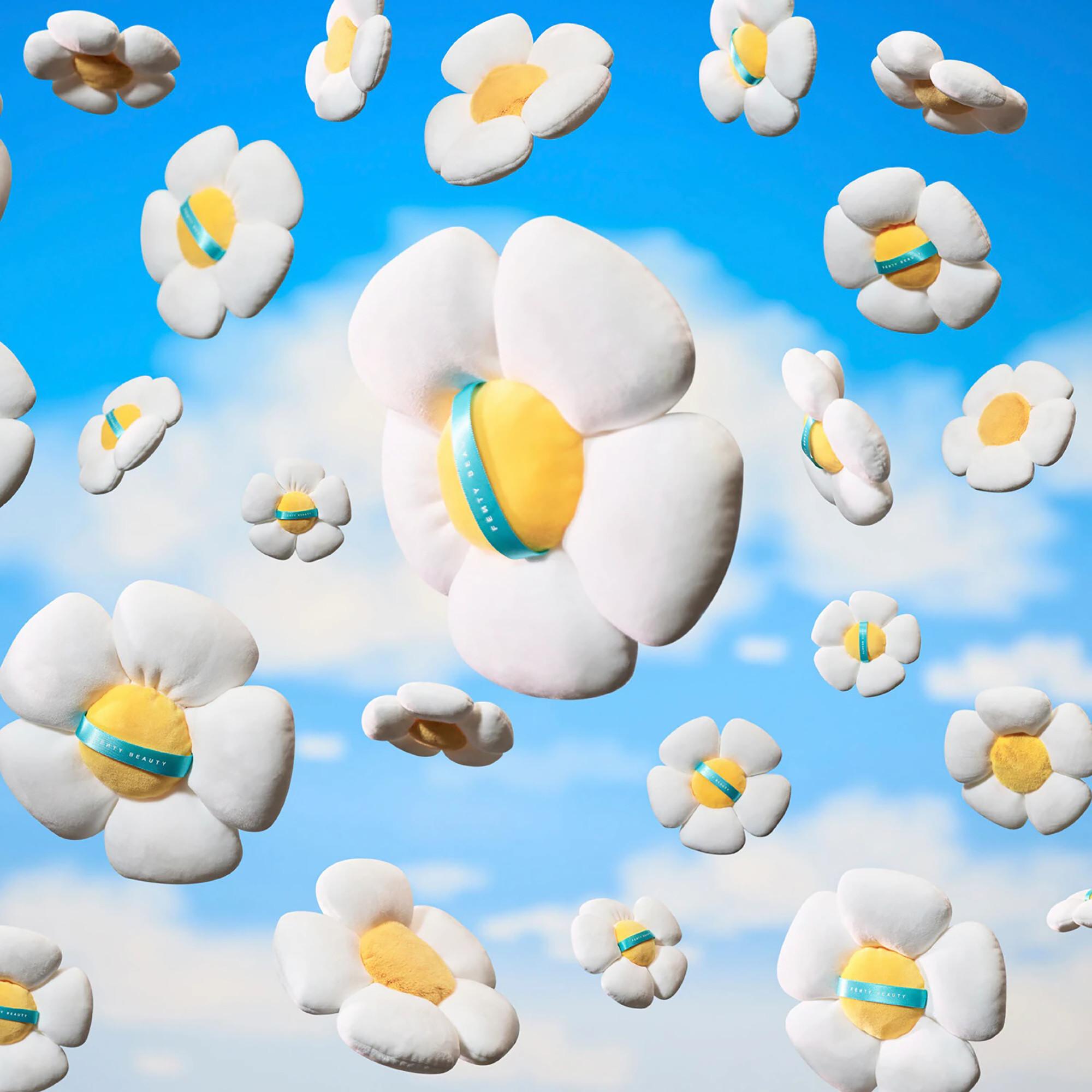 Fenty Beauty By Rihanna  Fairy Bomb Smurfette Daisy - Piumino Scintillante A Forma Di Fiore 