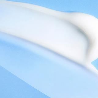 FIRST AID BEAUTY  Hydrating Dewy Gel Cream - Feuchtigkeitscreme mit Hyaluronsäure + Ceramiden 