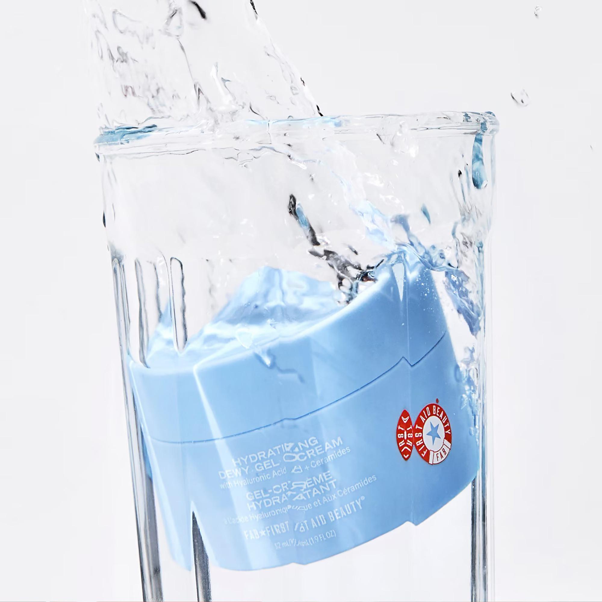 FIRST AID BEAUTY  Hydrating Dewy Gel Cream - Feuchtigkeitscreme mit Hyaluronsäure + Ceramiden 