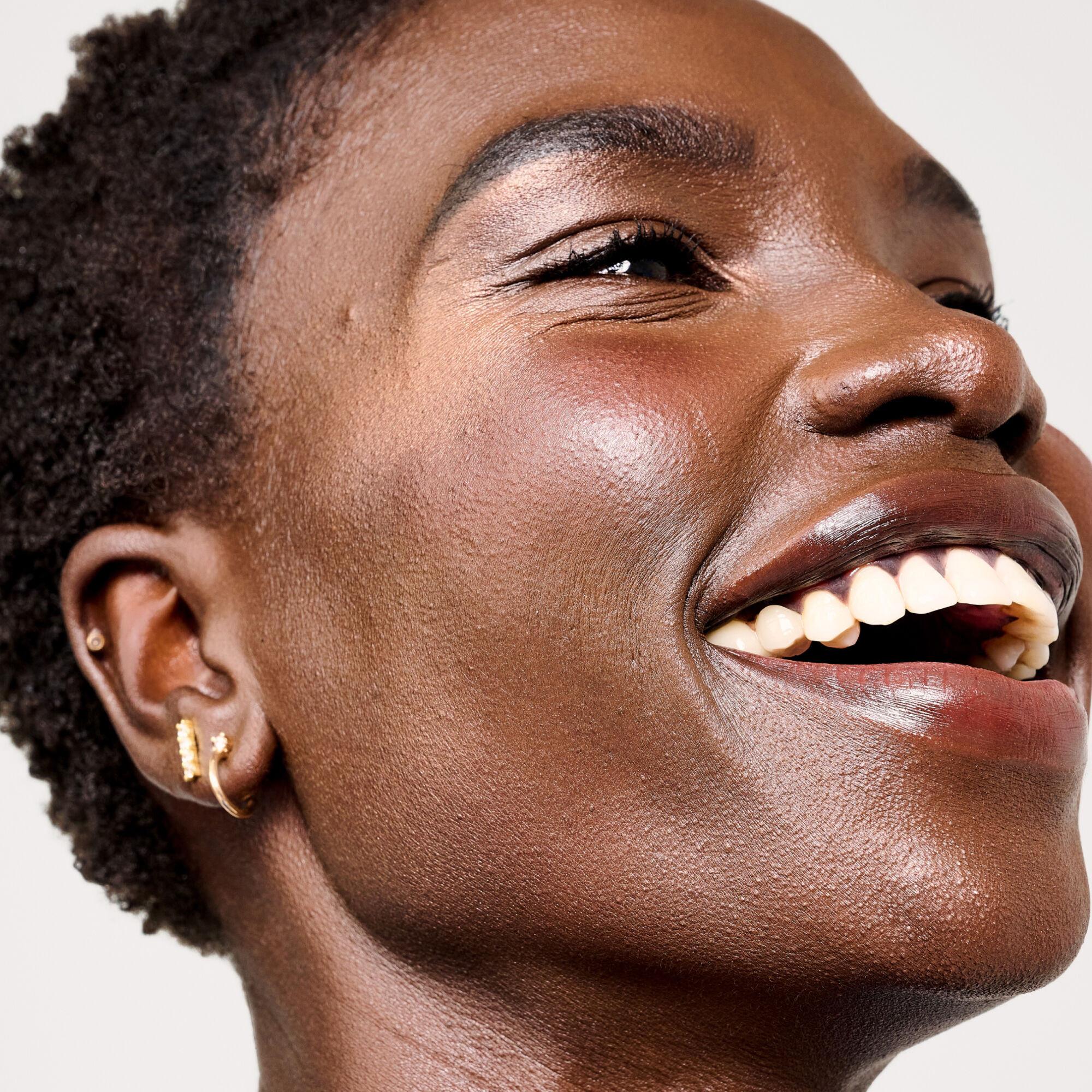 benefit  Glow-la-la - Samtig schimmernder Highlighter 