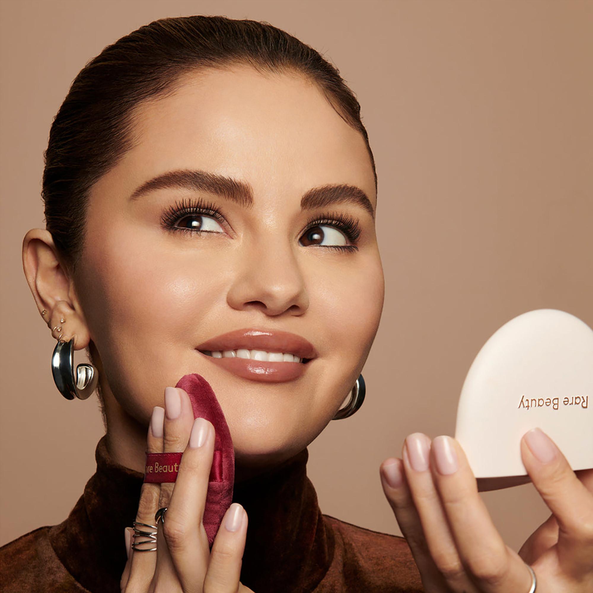 RARE BEAUTY  Tinted Pressed Powder - Getöntes Presspuder 