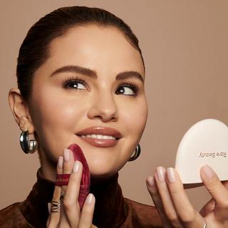 RARE BEAUTY  Tinted Pressed Powder - Getöntes Presspuder 