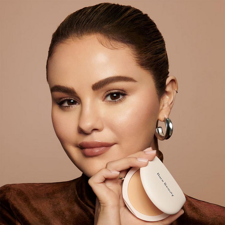 RARE BEAUTY  Tinted Pressed Powder - Poudre de finition pressée teintée 