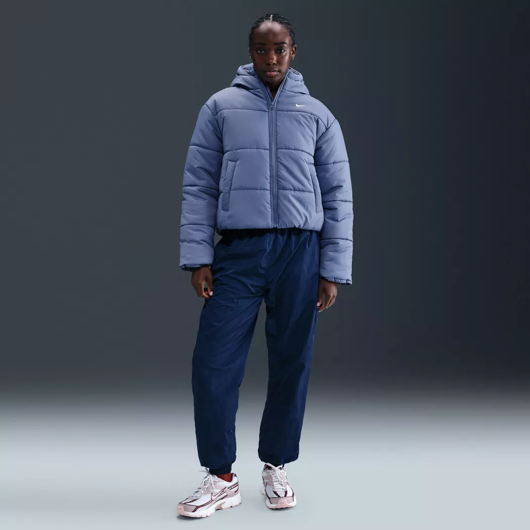 Outdoorjacke NIKE SPORTSWEAR "W NSW TF SYNFL NK CLSC PFR", Damen, Gr. M, world indigo, weiß, Obermaterial: 100% Polyester, normal, Jacken Outdoorjacke, wasserabweisendes Material, mit synthetischer Isolierung