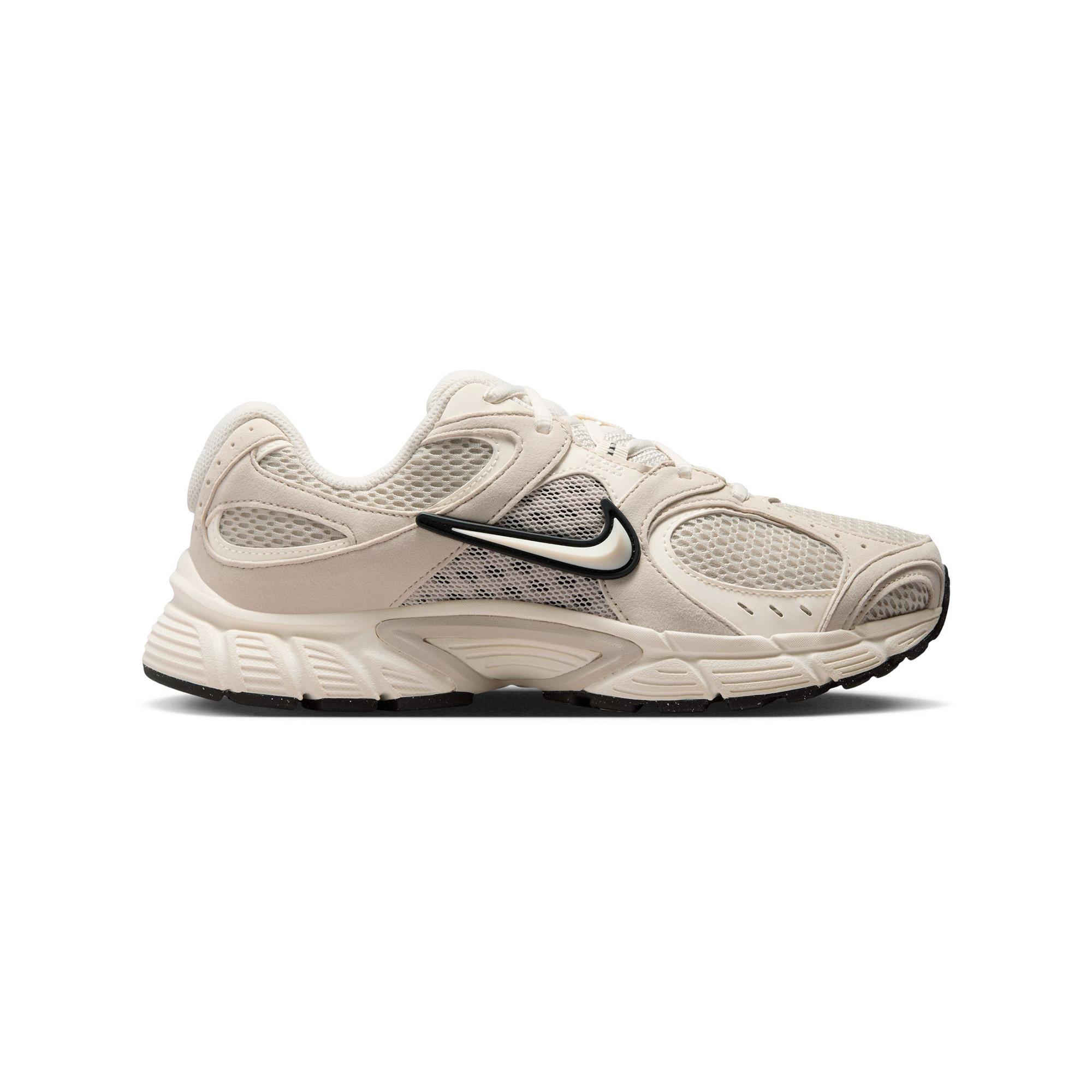 NIKE W NIKE V5 RNR Sneakers, Low Top 