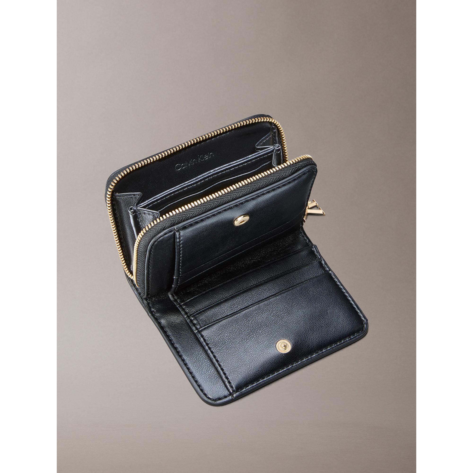 Calvin Klein Hardware Monogram Medium Flap Zip Around Portafoglio  