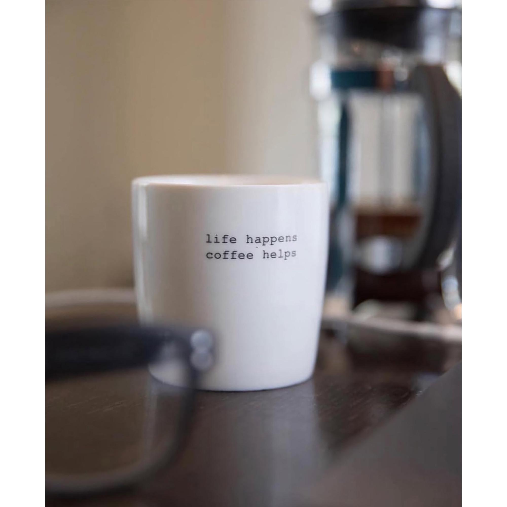 Sögne Mug con manico life happens, coffee helps 