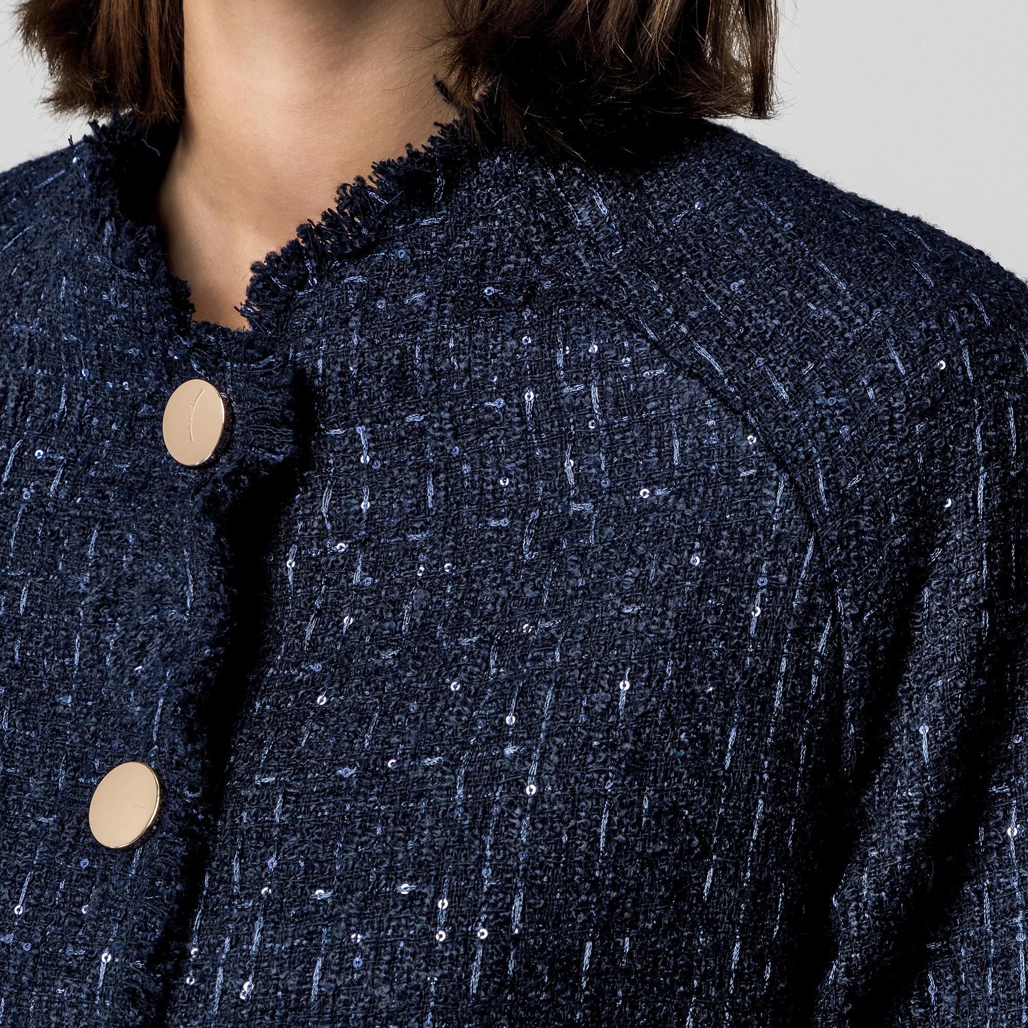 Manor Woman Tweed Mantel  