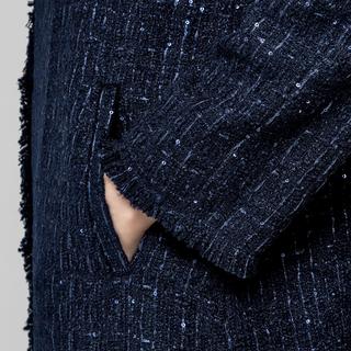 Manor Woman Tweed Mantel  