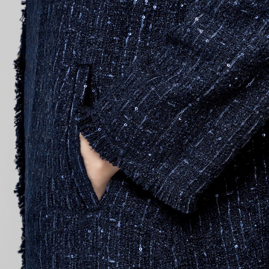 Manor Woman Tweed Mantel  