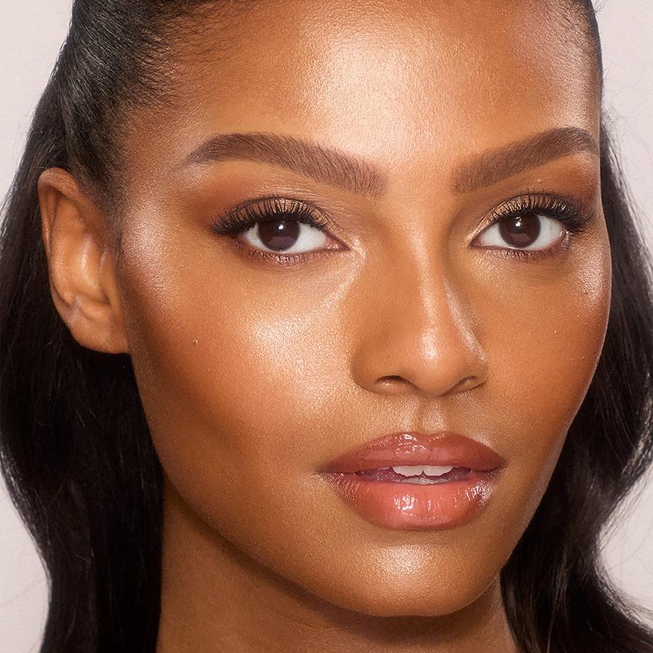 CHARLOTTE TILBURY  Unreal Skin Sheer Glow Tint - Feuchtigkeitsspendender Foundation-Stick 