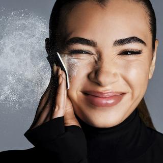 Make up For ever  HD Skin Perfecting Pressed Powder – Poudre pressée ultra floutante imperceptible 