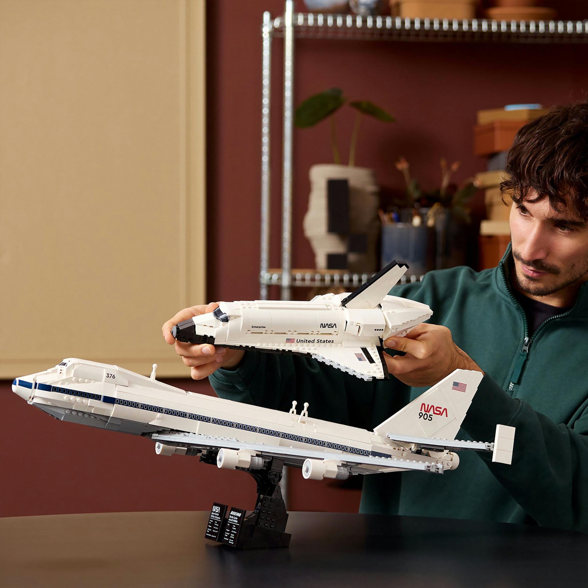LEGO®  10360 Trasportatore di shuttle 