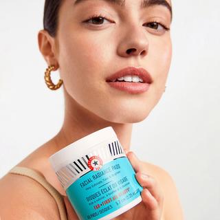 FIRST AID BEAUTY  Facial Radiance Pads - Glow-Wattepads für das Gesicht mit Glycol- und Milchsäure 