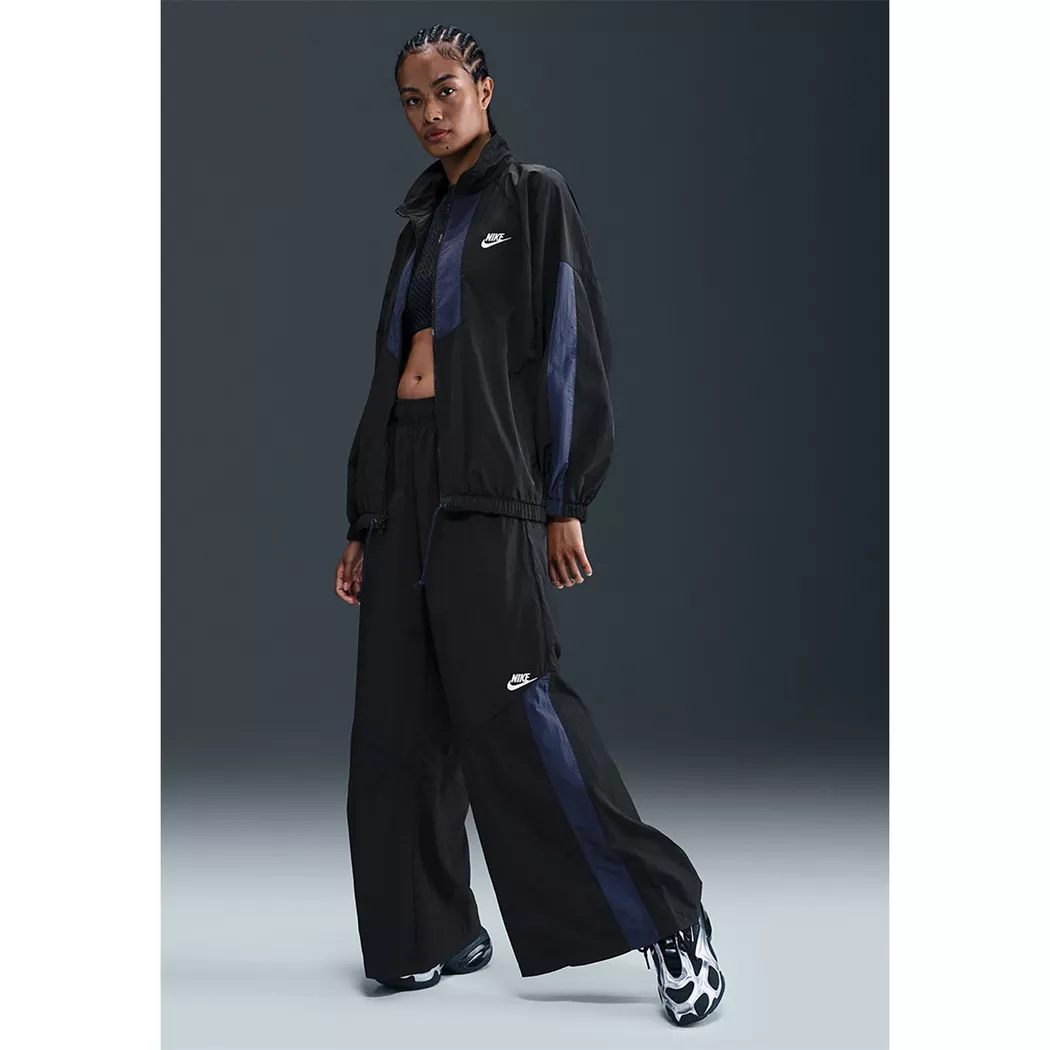 Trainingsjacke NIKE SPORTSWEAR "W NSW NK WR POLY KNIT JKT", Damen, Gr. XL, schwarz, weiß, Interlock, Obermaterial: 96% Polyester, 4% Elasthan, unifarben, Basic normal, Bündchen, Jacken Trainingsjacke, sportlicher Stil, mit Stehkragen, wasserabweisend, win