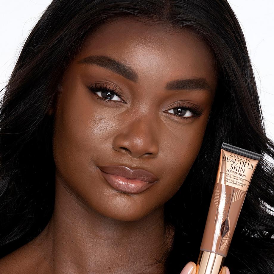 CHARLOTTE TILBURY  Beautiful Skin Foundation - Fondotinta con coprenza modulabile a lunga tenuta 
